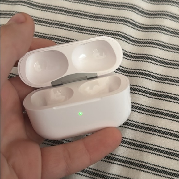 airpod pro gen 2 type c  with Charging Case - Picture 4 of 6